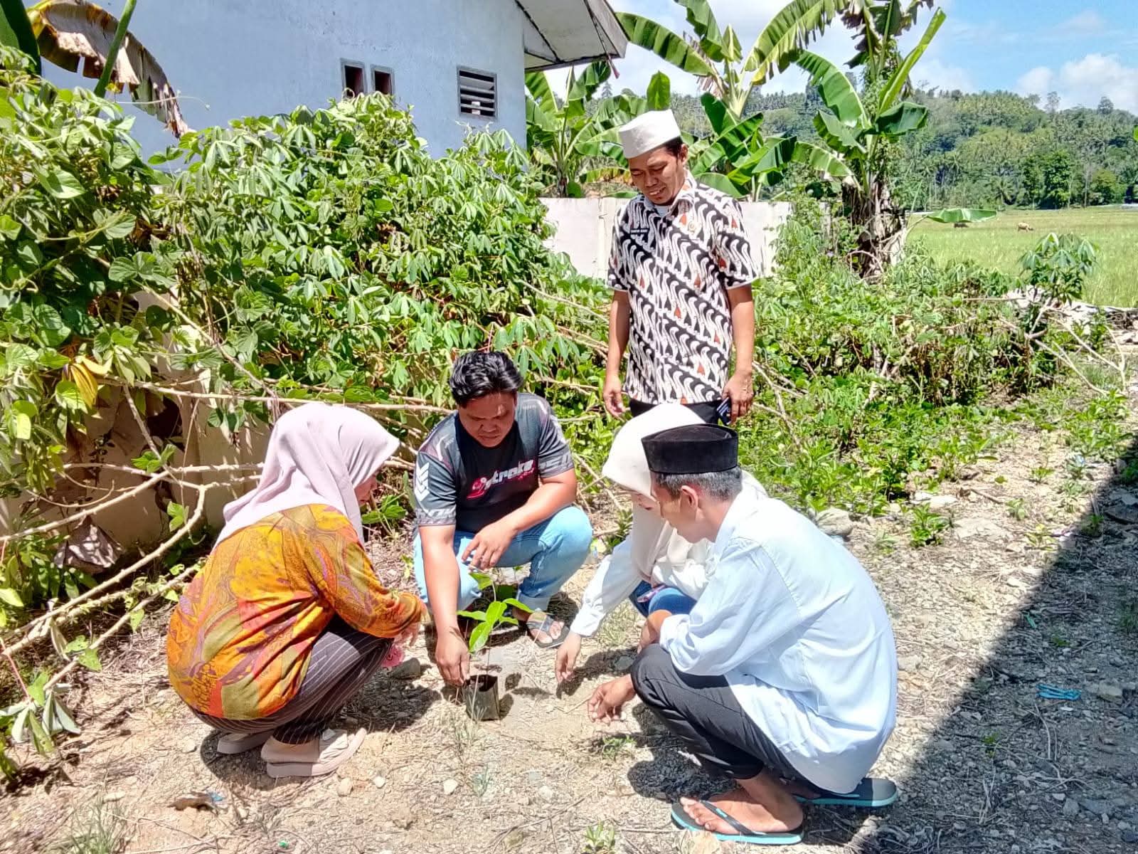Wujudkan Ekoteologi, KUA Pinogaluman Gelar Pembinaan Catin Sekaligus Aksi Tanam Pohon